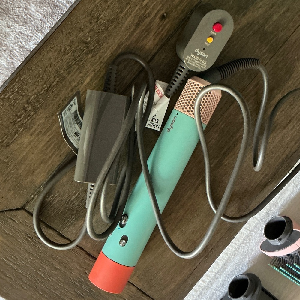 Dyson Multi-Styler in Mint & Coral with Matching Case - Picture 5 of 7